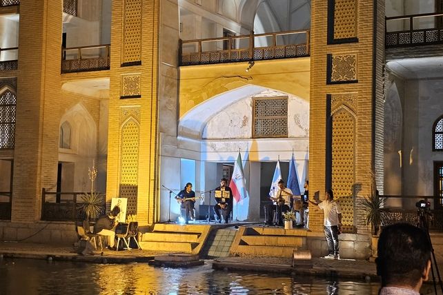 شب حماسه و اندیشه در جهان باغ تاریخی فین کاشان 