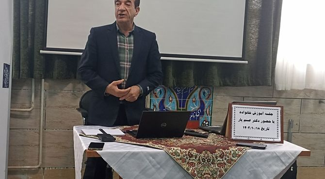 جلسه آموزش خانواده در مدرسه توکلی‌زاده مشهد