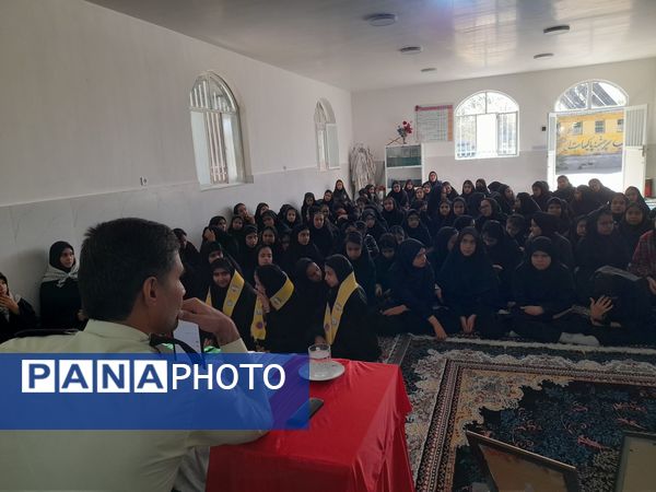 جلسه پیشگیری از آسیب‌های فضای مجازی همزمان با هفته نیروی انتظامی در آموزشگاه تکتم 