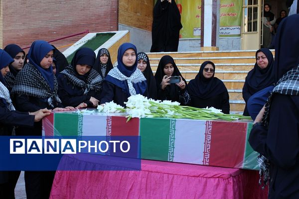 تشییع پیکر شهید گمنام در دبیرستان‌حضرت معصومه‌ ناحیه چهار کرج 