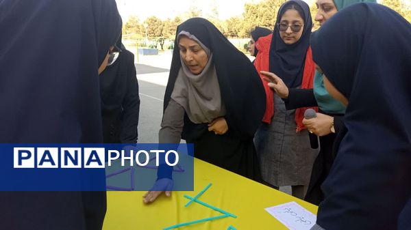  گرامیداشت دهه ریاضیات در دبیرستان آرمیتا مصلی‌ نژاد