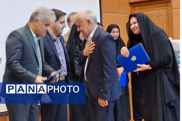 آیین تقدیر از انجمن‌های اولیا و مربیان برتر و تبیین فرآیند انتخابات شورای انجمن اولیا و مربیان ناحیه یک شیراز 