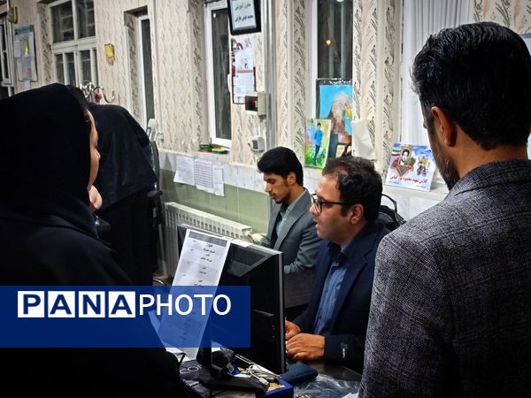 تحویل کارنامه هشدار دانش آموزان به اولیا دبیرستان میثاق