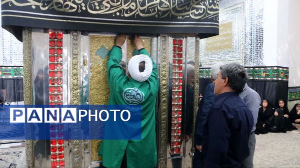آیین غباروبی و عطرافشانی ضریح مطهر آستان مقدس امامزاده بی‌بی سکینه