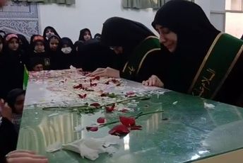 استقبال دانش آموزان مدرسه قائمیه قم از لاله فاطمی