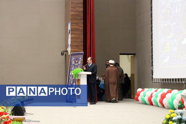 تقدیر از دانش‌آموزان و فرهنگیان برگزیده مسابقات قرآنی در استان قم