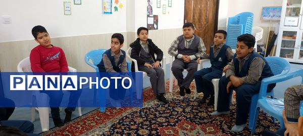 جلسه شورای دانش‌آموزی در مدرسه پویندگان فرهنگ خلیل آباد 