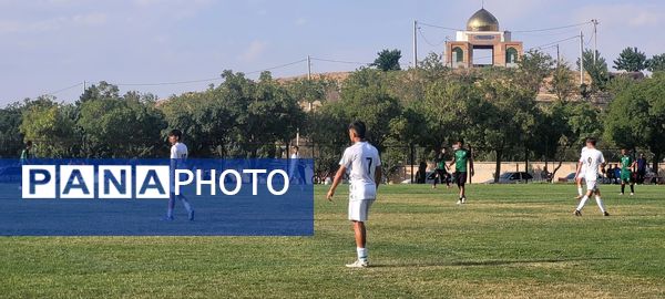 برگزاری مسابقه فوتبال بین تیم‌های  ذوب آهن اصفهان و ذوب آهن شهرکرد در زمین چمن شهر سامان 
