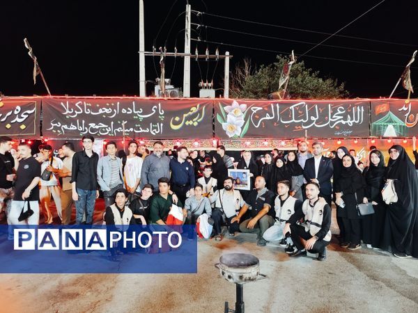 دانش‌آموزان در موکب دانش‌آموزی عشاق‌الحسین از زائرین کربلای معلی پذیرایی کردند