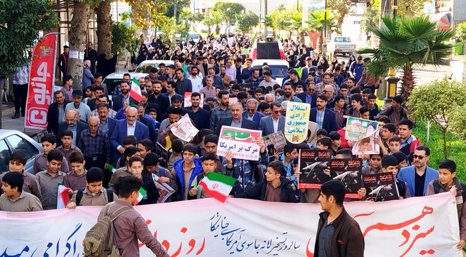 حضور پرشور دانش‌آموزان کومله در راهپیمایی بزرگداشت یوم‌الله ۱۳ آبان روز دانش‌آموز 