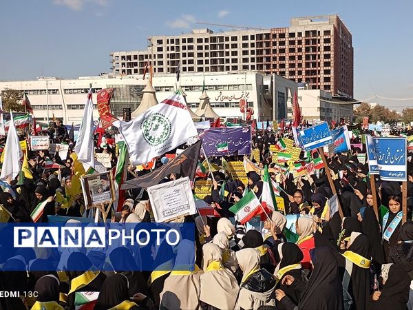 حضور پر شور دانش آموزان  در راهپیمایی ۱۳ آبان 