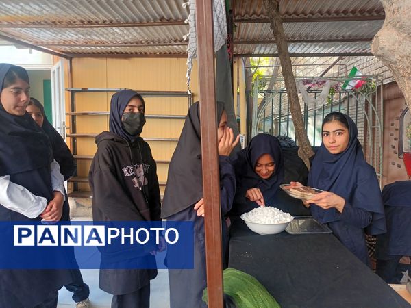 عطر فاطمی در فضای آموزش دبیرستان میرزا جعفر سروقد با برپایی ایستگاه صلواتی 