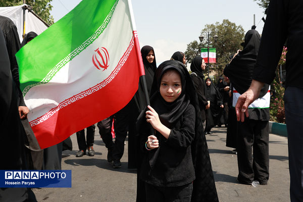 موکب «عشاق‌الحسین» سازمان دانش آموزی در راهپیمایی خانوادگی جاماندگان اربعین حسینی - تهران/ 2