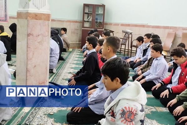 گفت‌وگوی آموزشی پس از اقامه نماز جماعت در دبیرستان شهید چمران