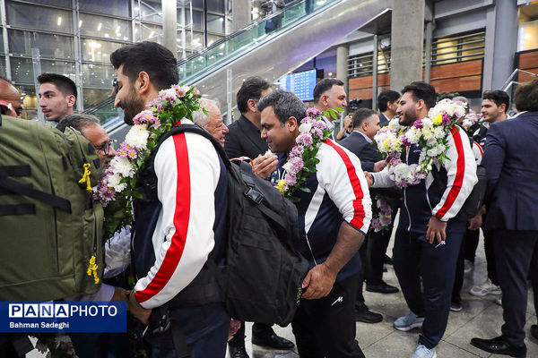 بازگشت تیم ملی وزنه‌برداری با جام قهرمانی‌