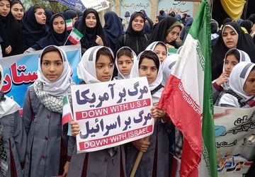 روایت دانش‌آموز خبرنگار پانا شهرستان ملارد در شبکه امید از راهپیمایی ضد استکباری ۱۳آبان