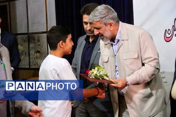 مراسم تجلیل از دانش‌آموزان و فرهنگیان مقام آور مسابقات جهانی، آسیایی و کشوری در فرهنگسرای ولا ناحیه 2 شهرری 