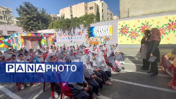 جشن شکوفه‌ها در مدرسه پیک انقلاب ناحیه 2 کرج