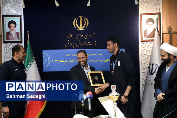  دیدار صمیمی وزیر آموزش و پرورش با قهرمانان رقابت‌های جهانی والیبال دانش‌‌آموزی صربستان ۲۰۲۴