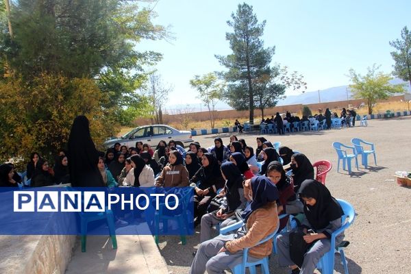 حضور دانش‌آموزان فلارد و خانمیرزا در اردوی «طرح تمشک»