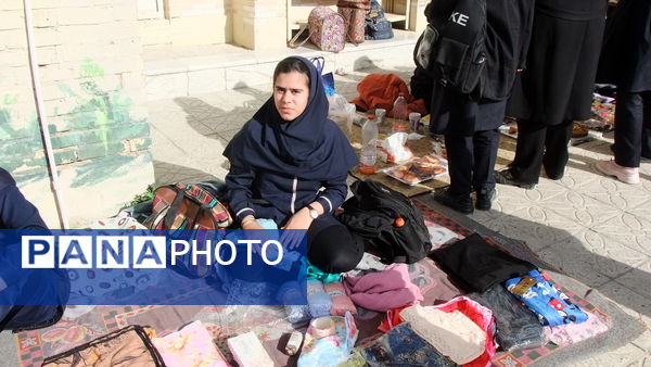 بازارچه کسب و کار دانش‌آموزان دختر در دبیرستان متوسطه اول معلم