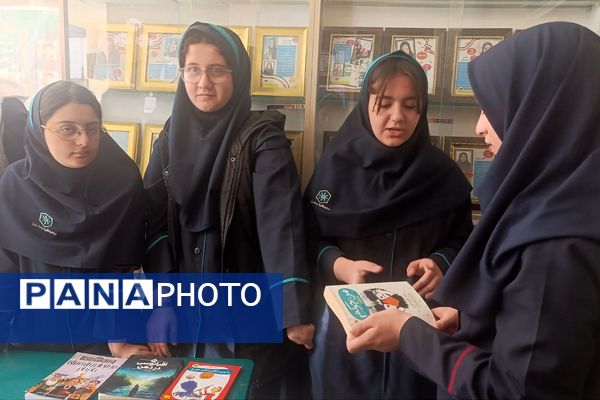 ایجاد غرفه‌های کتاب توسط دانش‌آموزان به مناسبت هفته کتاب و کتابخوانی در ناحیه دو شهرری 