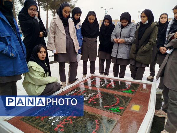 بازدید دانش آموزان دبیرستان نمونه اندیشه از موزه آرامگاه مدرس 