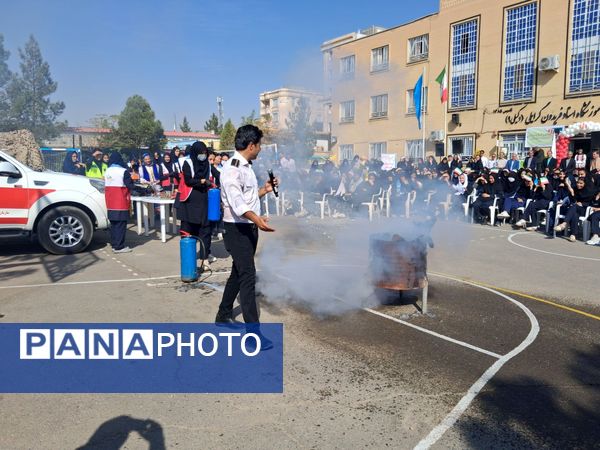 گرامیداشت پدافند غیرعامل با حضور مسئولان شهرستان در دبیرستان وکیلی ۹