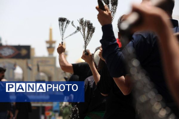 رود اشک و عشق در مسیر حرم همزمان با شکوه عزاداری هیئات‌ در خیابان‌های مشهد