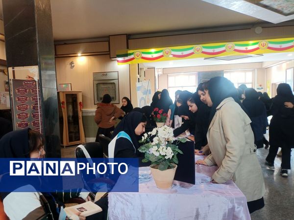 انتخاب نماینده دانش آموزان در دبیرستان نمونه فرهنگ مهشید مصلی نژاد ناحیه ۶