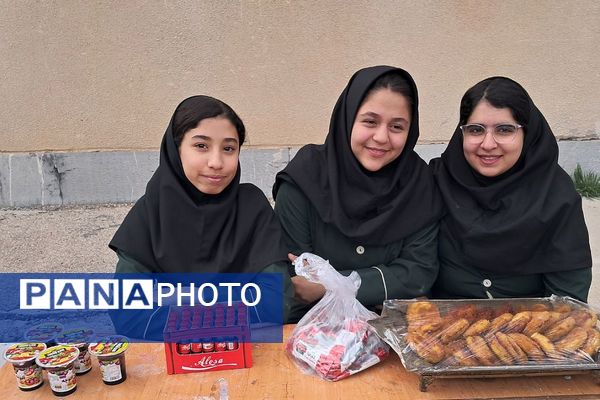 برگزاری بازارچه صنایع دستی و غذا در دبیرستان‌ حضرت‌ معصومه (س) شهرستان فیروزکوه