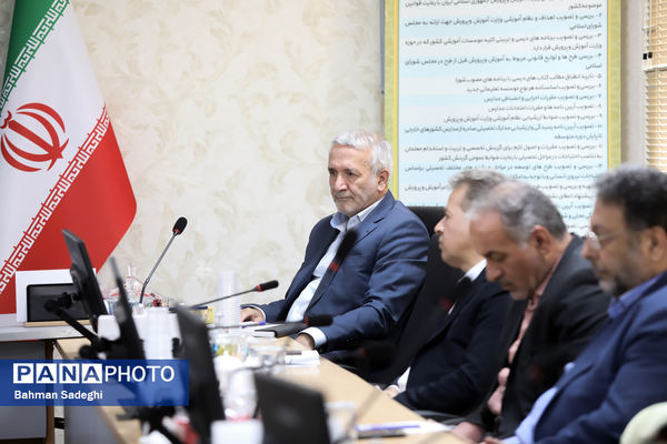 میزگرد علمی و آموزشی بررسی راهکارهای ارتقای کیفیت و تقویت مدارس دولتی