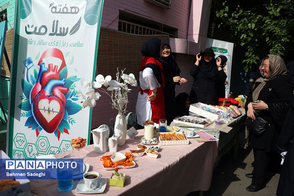 بازدید خبرنگاران از هنرستان دخترانه نرگس به مناسبت هفته مشاغل