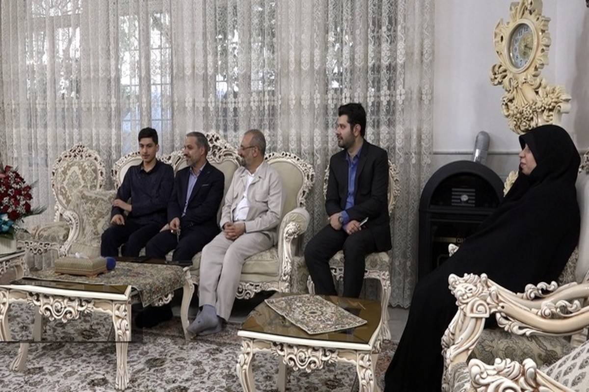 دیدار استاندار قم با خانواده دو دانش آموز مدالآور المپیادهای علمی