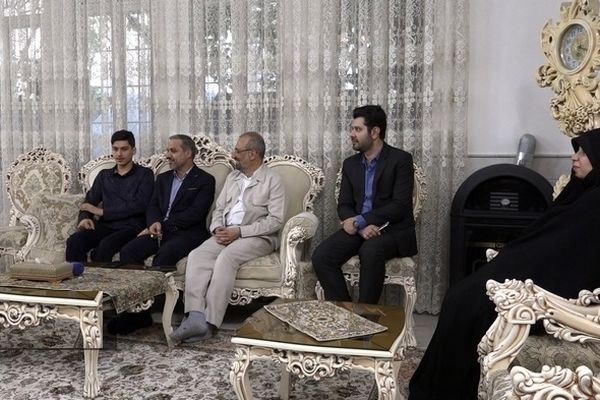 دیدار استاندار قم با خانواده دو دانش آموز مدال‌آور المپیاد‌های علمی

