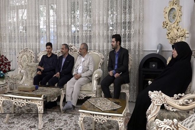 دیدار استاندار قم با خانواده دو دانش آموز مدال‌آور المپیاد‌های علمی

