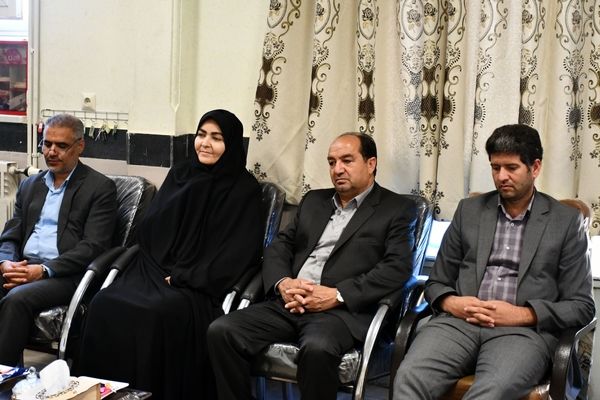حضور امام جمعه، فرماندار و مدیر آموزش پرورش مه ولات در مدارس شهرستان