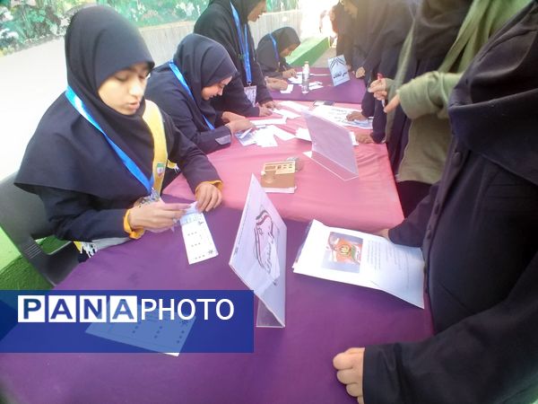 انتخاب نمایندگان شورای دانش‌آموزی در دبیرستان شاهد تکتم ناحیه سه