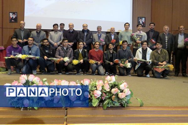 برگزاری آیین تجلیل از دانش‌آموزان برتر دبیرستان شهید هاشمی نژاد یک