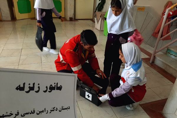 مانور زلزله در دبستان شهید قدسی فرخشهر