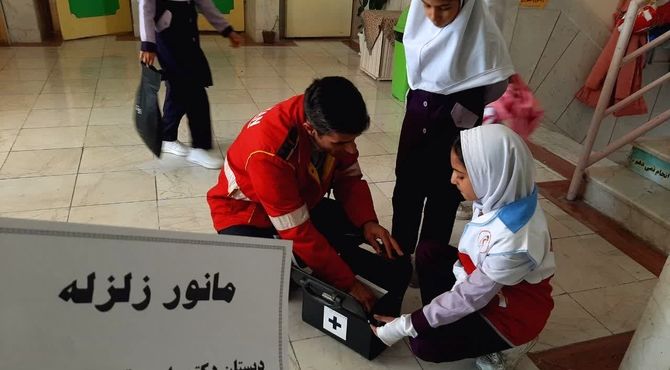 مانور زلزله در دبستان شهید قدسی فرخشهر