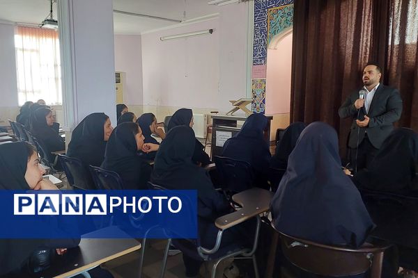 کارگاه خلاقیت در مطالعه و یادگیری در دبیرستان دستغیب ناحیه ۳ شیراز