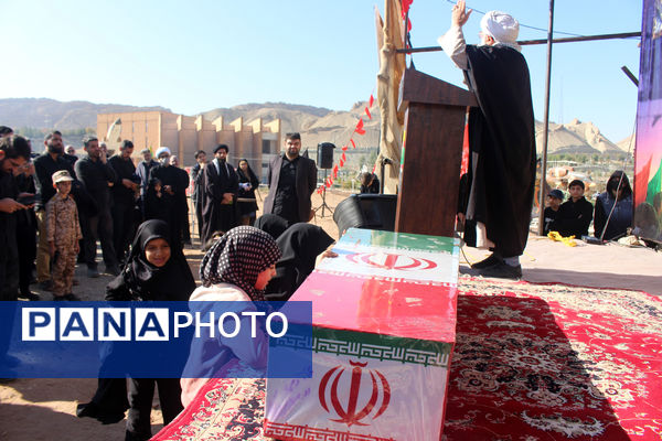 جلوه‌هایی از حضور نوجوانان در مراسم تشییع و خاکسپاری شهدای گمنام