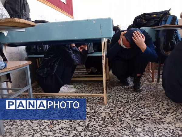 مانور زلزله  در دبیرستان حجت‌ الاسلامی نیشابور 