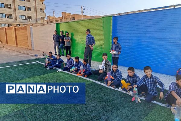 هیجان پرتاب موشک آبی در هفته هوافضا با حضور دانش‌آموزان در پژوهشسرای خواجه نصیرالدین طوسی