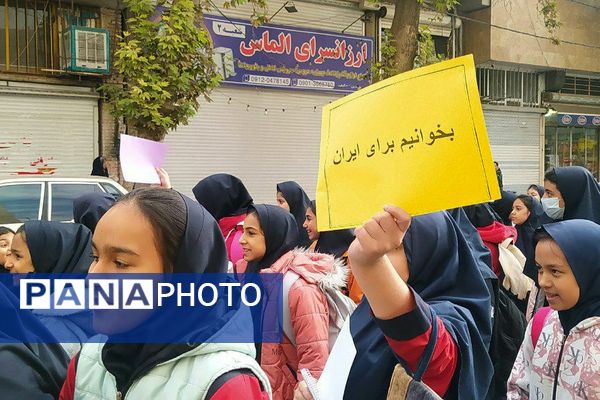 طنین زنگ کتاب در آموزشگاه مهدیزاده؛ آغاز پیاده‌روی فرهنگی تا کتابخانه ۱۵ خرداد پیشوا