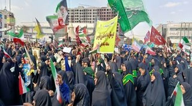 ندای «ما ایستاده‌ایم» در میدان شهدا طنین گرفت؛ پیشتازان با شال های زرد و آبی مسیر ۱۳ آبان را روایت کردند