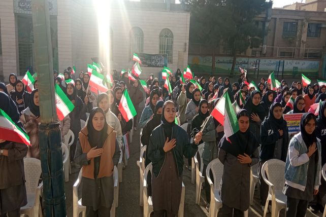 مراسم سیزدهم آبان ماه در مدرسه الزهرا با هدف استکبار ستیزی 