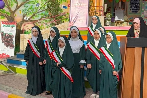 گرامیداشت هفته دفاع مقدس در دبستان طواف و معماریان ناحیه دو شهرری 