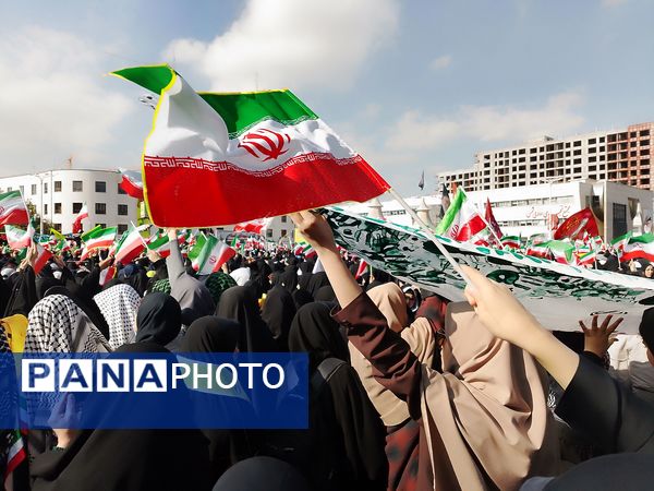 حضور پر شور دانش آموزان  در راهپیمایی ۱۳ آبان 